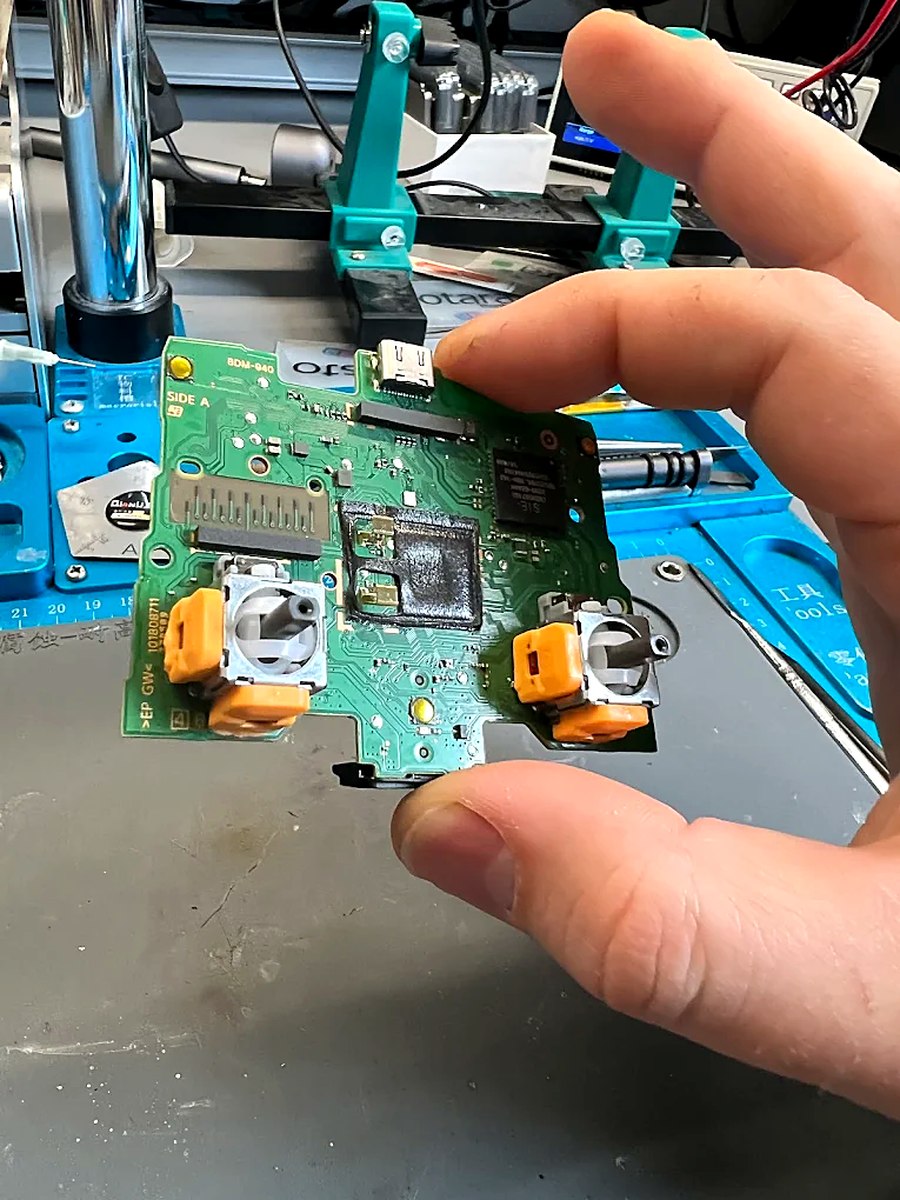 Ausgebaute Controllerplatine BDM-040 mit beiden Stickmodulen in der Hand