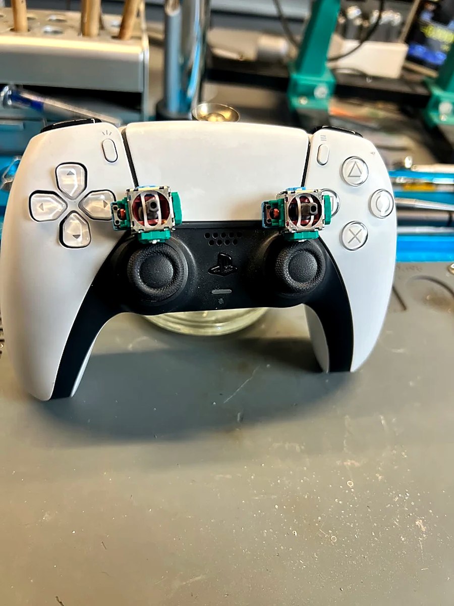 PS5 DualSense Controller mit neu verbauten Hall-Effekt-Stickmodulen