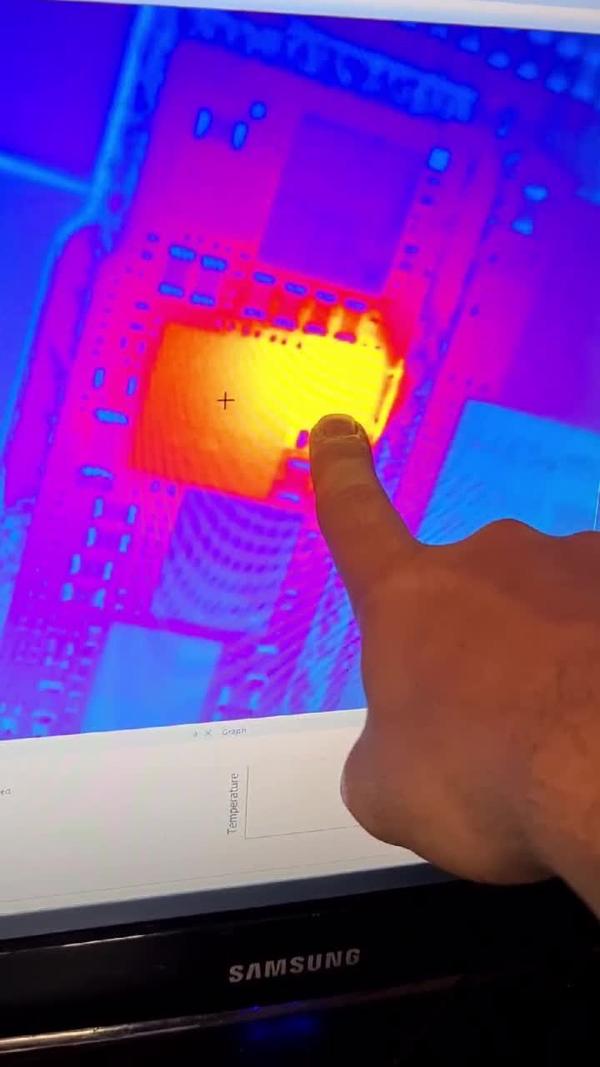Wärmebildkamera zeigt einen hell glühenden Kurzschluss auf der Platine eines iPhone 8 Plus